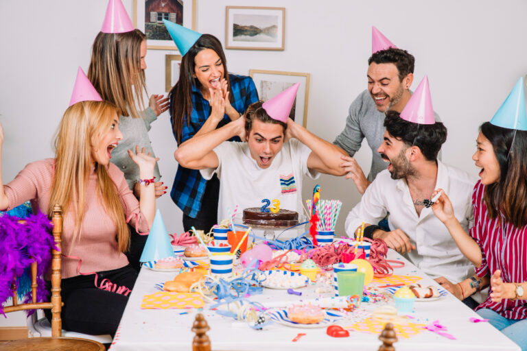 Top 10 Ideas Increíbles para Temáticas de Fiestas que Harán de tu Evento un Éxito 1 servicio de Barman